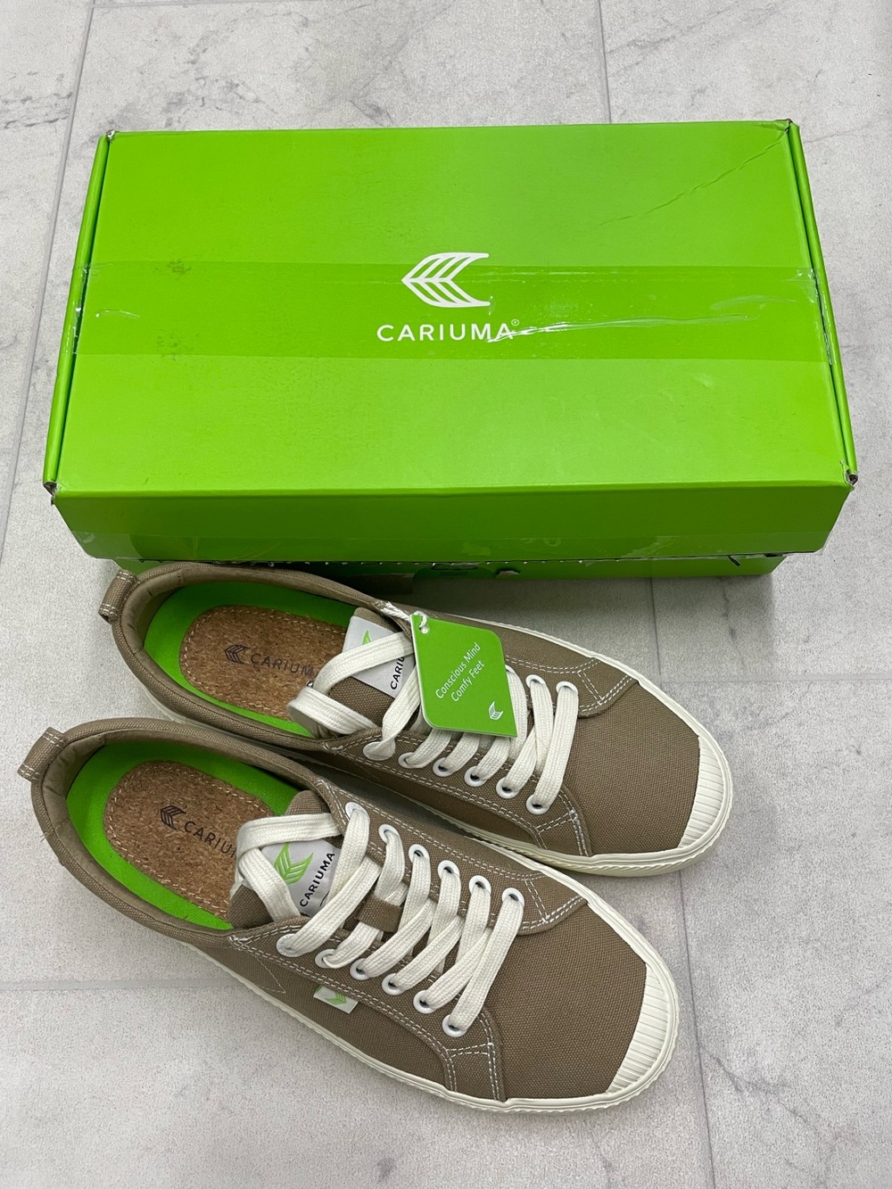 (CA-17) Cariuma OCA Low Canvas Contrast Thread Sneaker